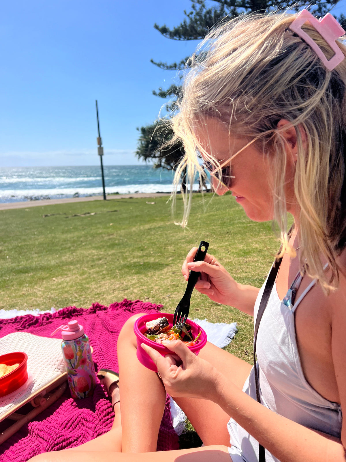Meal Prep Pack – Eating from a Round Sunset at a beach picnic